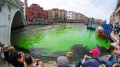 เฉลยแล้ว สาเหตุน้ำในคลองแกรนด์คาแนลของเวนิส กลายเป็นสีเขียวเรืองแสง