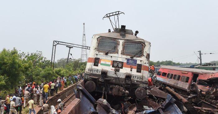 ยอดดับพุ่ง! เหตุ "รถไฟชนกัน" ในอินเดีย เสียชีวิตแตะ 288 รายแล้ว (ประมวลภาพ)