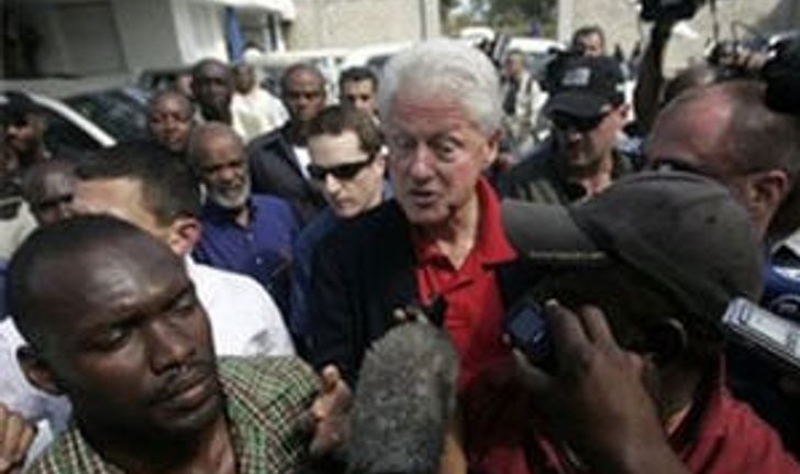 นายคลินตันเดินทางเยือนสำนักงานรัฐบาลเฮติท่ามกลางการประท้วง