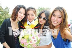 แนนนี่ ปลื้มรับป.ตรี-3สาวGirlyฯร่วมยินดี