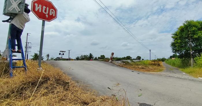 ดูชัดๆ จุดรถไฟชนดับสยอง 8 ศพ สัญญาณไฟเตือนขัดข้อง ทางข้ามทั้งกว้าง-ลาดชัน