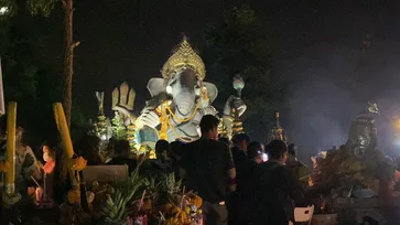 ศรัทธาล้นหลาม "อุทยานพระพิฆเนศร้าง" ชลบุรี สายมู-คอหวย มาแน่น แม้เป็นตอนกลางคืน