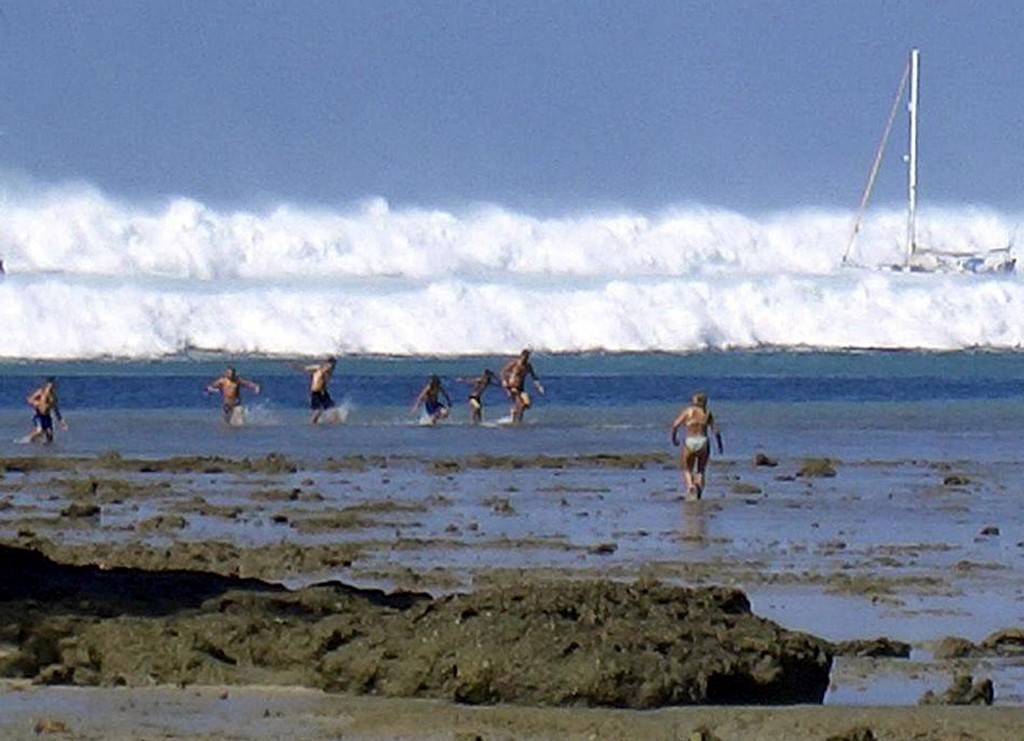 วิ่งหนี: นักท่องเที่ยวรีบวิ่งหนีคลื่นสึนามิบริเวณหาดไร่เลย์ จ.กระบี่ เมื่อวันที่ 26 ธ.ค. 2546