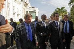 ฝรั่งเศสให้ความช่วยเหลือพร้อมปลดหนี้ให้แก่เฮติ