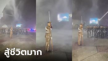 เปิดคลิปพิธีเชิดชูเกียรติตำรวจเกษียณ กลางพายุฝนกระหน่ำ คนถือธงแทบปลิวตามลม
