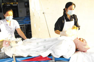 สามีหึงโหดล็อกคอจ่อยิงภรรยาอาการโคม่า