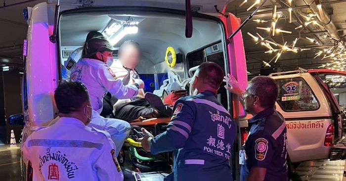 ยิงในพารากอน รีบนำตัวคนเจ็บส่งโรงพยาบาลตำรวจ ดับแล้ว 3 ราย