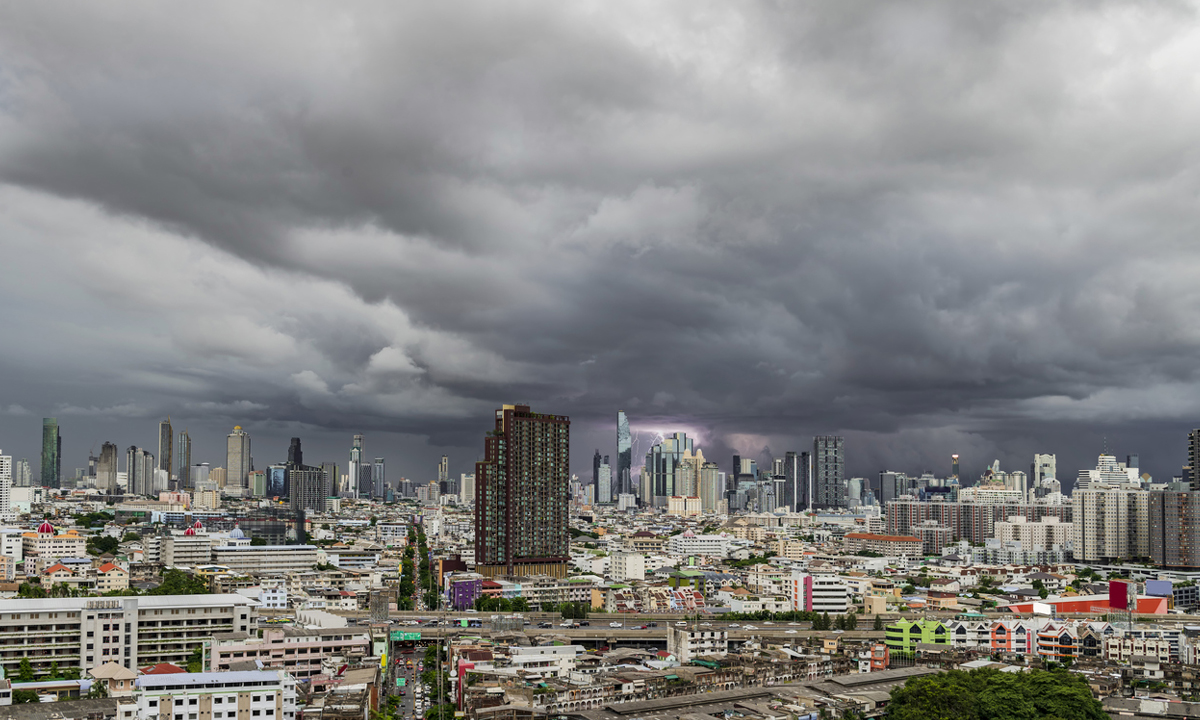 สภาพอากาศวันนี้ กรมอุตุฯ เตือน ฝนถล่ม 32 จังหวัด ภาคใต้หนักสุด กทม. 20%