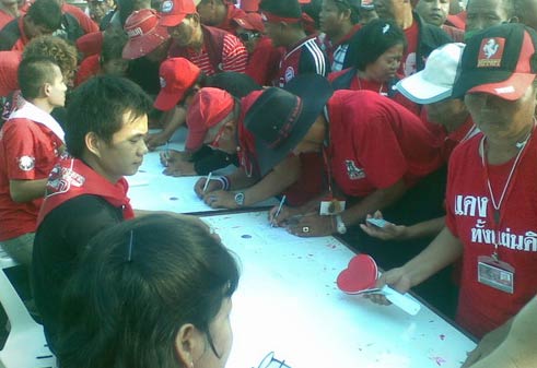 เสื้อแดงทยอยเจาะเลือดแล้วยันทำถูกวิธี