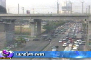 ตร.แนะเลี่ยงจราจรแดงเคลื่อนพล