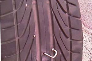 มือมืดโรยตะปูเรือใบรถเสื้อแดงกว่า 20 คันเสียหาย