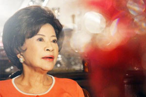 ท่านผู้หญิงวิรยา นำนปช.จุดเทียนชัยถวายพร