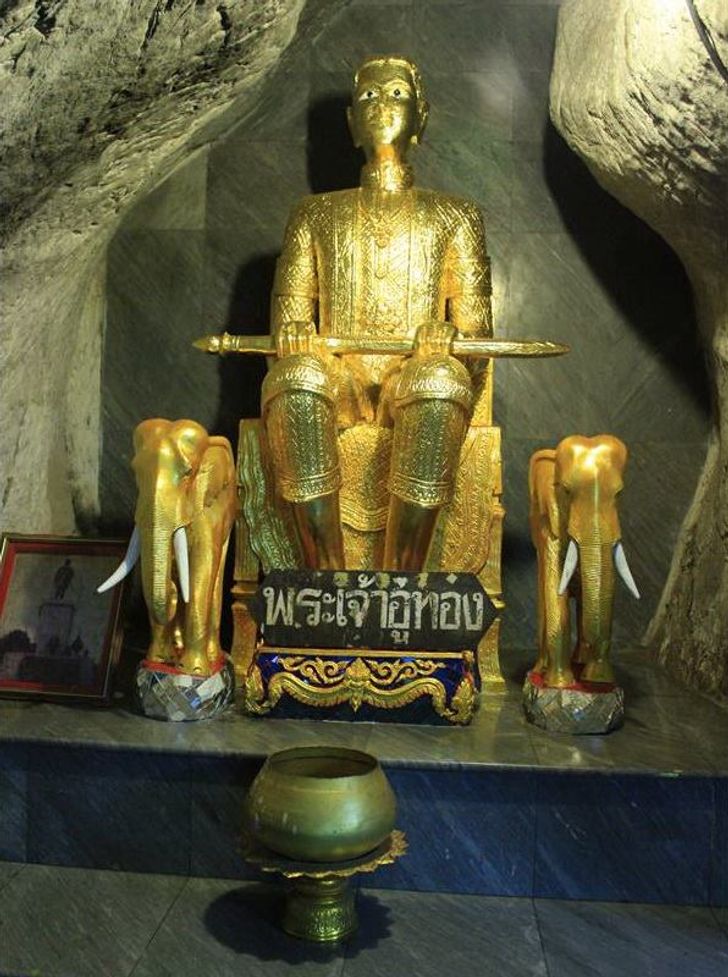 รูปปั้นพระเจ้าอู่ทอง จากถ้ำเขาย้อย จังหวัดเพชรบุรี 