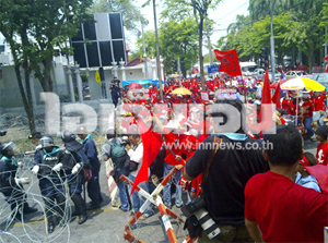 นปช.เคลื่อนพลไล่ทหหาร-ตร. กลับกรมกอง