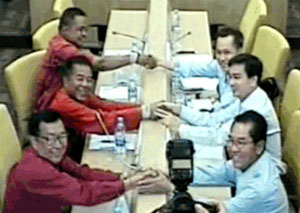 เวทีเจรจารบ.-แดง2ฝ่ายยิ้มจับมือกัน