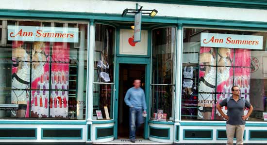 เวสต์แฮมได้ร้านเซ็กส์ช็อปเป็นสปอนเซอร์