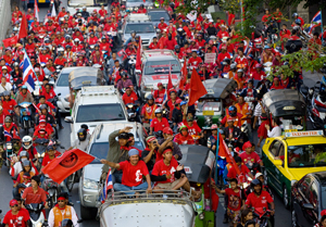 แดงเคลื่อน2ทัพ-ตั้งเวทีแยกราชประสงค์