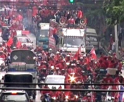 แดงไม่ฟังแกนนำบุกกกต.แล้วตร.สุดต้าน