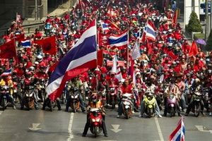 แดงบุกกองทัพภาค1ทหารฉีดน้ำไล่ชุลมุน