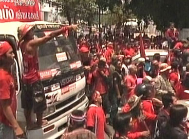 ทหารยิงแก๊สน้ำตาใส่เสื้อแดงหน้าปปช.