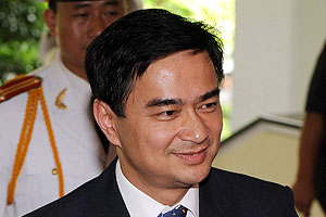 แดงจี้ยุบสภาทันที-นายกต้องออกนอกปท.