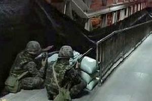 ทหารเข้มสีลม-แดงยังอุบสถานที่กดดัน