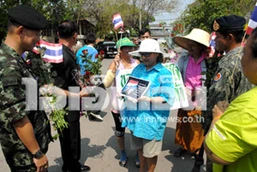 เสื้อหลากสีเพชรบูรณ์แสดงพลังปกป้องสถาบัน