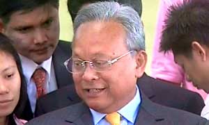 สุเทพ ขอให้กลุ่มเสื้อหลากสีอย่าชุมนุม ใกล้กับกลุ่มคนเสื้อแดง