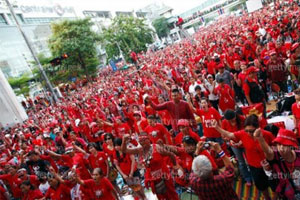 แดงปะทะทหารถนนวิทยุเจ็บ 3 ราย