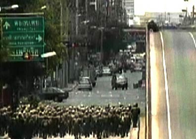 ทหารยิงแก๊สน้ำตาสวนลุมแดงเผาบัสตชด.