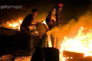 แดงขู่สลายเผาสถานีรถไฟฟ้าใต้ดินคลองเตย