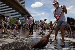 ประมวลภาพ คนไทยร่วมมือทำความสะอาด พท.จลาจล