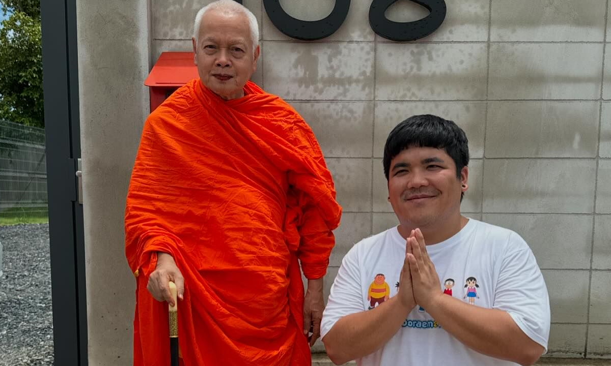 "แจ็ค แฟนฉัน" ภาพนมัสการพระอาจารย์มหาสุรศักดิ์ เลขหลังกำแพงเด่นมาก