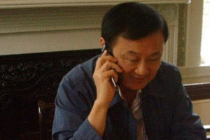 ทักษิณโฟนอินอ้อนขอให้เลือกเพื่อไทย