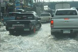 ฝนถล่มกรุงน้ำท่วมถนนหลายสาย-รถหนึบ