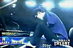 อึ้ง! หนุ่มจีนแขนขาดเล่นเปียโนด้วยนิ้วเท้า สะกดผู้ชม