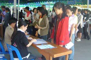 พท.แฉคลิปเจ้าหน้าที่เอื้อผู้สมัคร ส.ก.พรรคประชาธิปัตย์