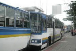 สลด! รถเมล์ไล่ลงไฟแดง ขับทับยายดับคาล้อ