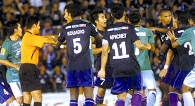 มวยหมู่!!!ทบ.ตะลุมบอนบุรีรัมย์ศึกไทยคมเอฟเอคัพ