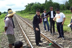 สยอง! หนุ่มน้อยใจแฟน ประชดนอนให้รถไฟทับ