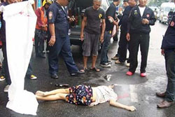 สลด! ซิ่ง จยย. แซงรถเมล์ไม่พ้นถูกทับหัวเละ