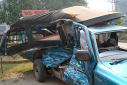 สิบล้อ ชนท้าย กระบะ รับส่งนร.อนุบาลเจ็บ 4