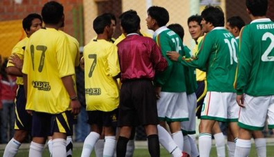 คลิปบอลฉาว! ปธน.โบลิเวีย ตีเข่าใส่หว่างขา ผู้นำฝ่ายค้าน