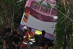 กระบะซิ่งสยอง! ประสางารถทัวร์ ดับคาที่ 2 ศพ