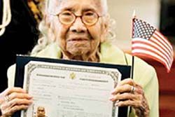 ปลื้ม! คุณยาย 101 ขวบ ได้พลเมืองมะกัน