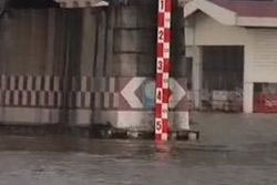 น้ำทะลักท่วมนนท์ หลายหมู่บ้านจมน้ำ