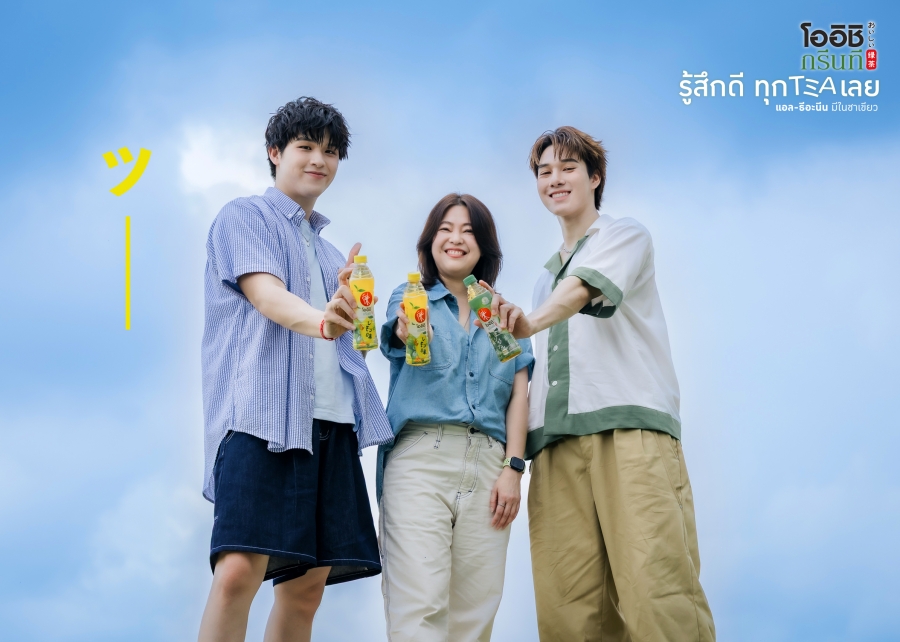 คุณสุภรณ์ เด่นไพศาล ผู้อำนวยการอาวุโส ผู้บริหารสูงสุด สายธุรกิจเครื่องดื่มไม่มีแอลกอฮอล์ ประเทศไทย บริษัท ไทยเบฟเวอเรจ จำกัด (มหาชน) (คนกลาง) และ พรีเซนเตอร์ สกาย (คนซ้าย) – นานิ (คนขวา)