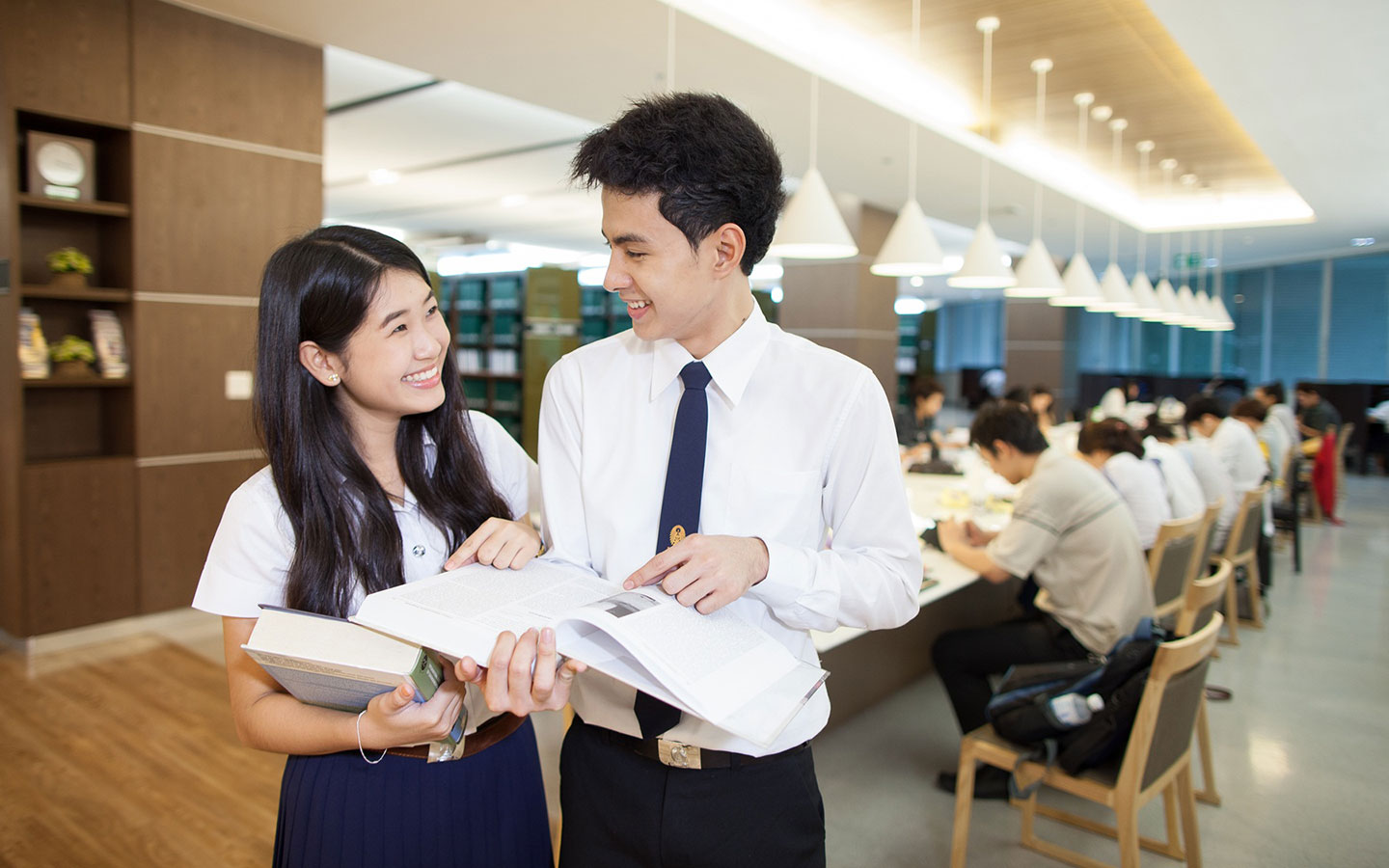 apply-undergraduate-hero-02-1