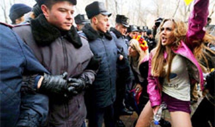 ตะลึง!หญิงชาวยูเครนยืนฉี่ประท้วงรัฐบาล