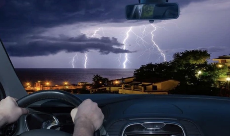 นั่งอยู่ในรถตอนฟ้าผ่า ปลอดภัยจริงหรือไม่? เปิดหลักการ “กรงฟาราเดย์” ช่วยชีวิต